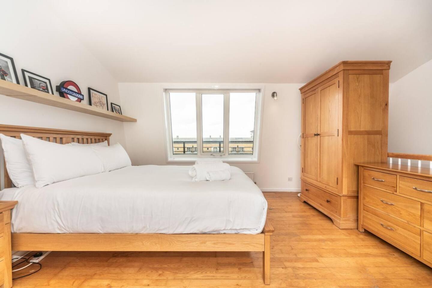 Sunny Maisonette With Views Over Canary Wharf, Londres Exterior foto