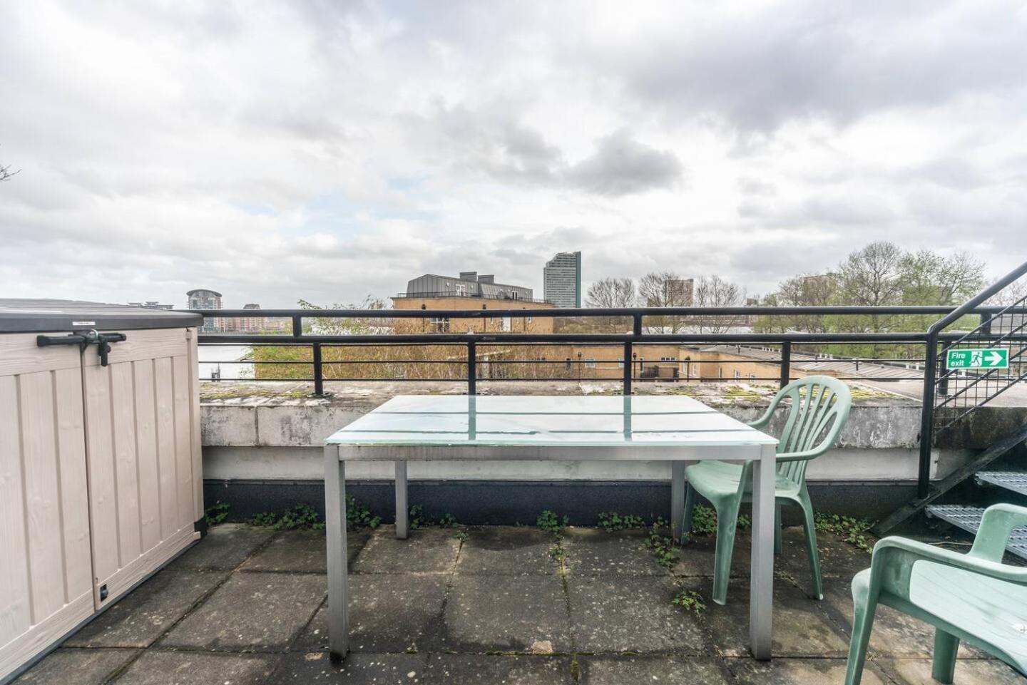 Sunny Maisonette With Views Over Canary Wharf, Londres Exterior foto